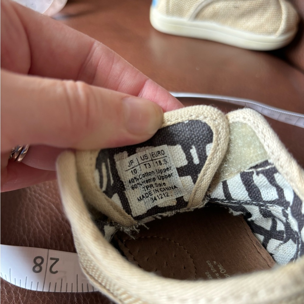 Toms Baby Shoes Size 3 in cream Tan Color Easy On boy girl unisex - Picture 9 of 9